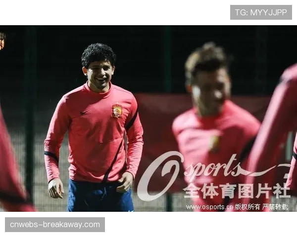 动态:卡利亚里训练课开放,重点演练定位球进攻新套路 动态:卡利亚里训练课开放,重点演练定位球进攻新套路